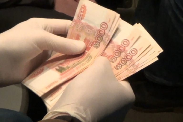 Таможенников-коррупционеров осудили в Твери