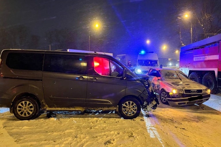 Водитель микроавтобуса спровоцировал ДТП с двумя пострадавшими на М-10 в Тверской области
