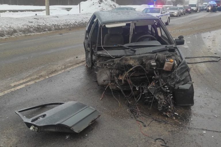 В Твери машину порвало в ДТП на улице 2-я Красина