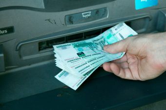 В Твери банкомат выдал чужие 70 тысяч рублей жителю города