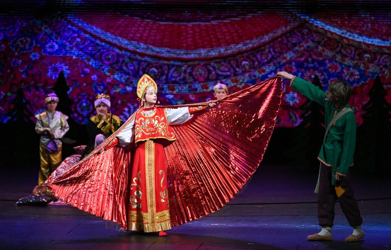 Театральная студия епархиальной школы представила спектакль «Жар-Птица» на большой сцене Тверского драмтеатра
