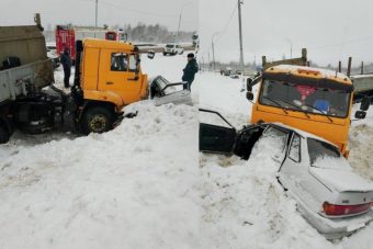 Водитель легковушки погиб, врезавшись в КамАЗ в Тверской области