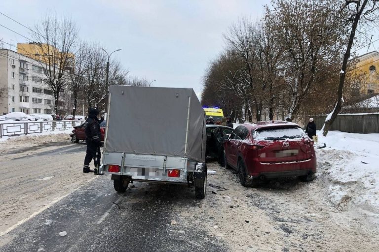 Два человека пострадали в тройном ДТП в Заволжском районе Твери
