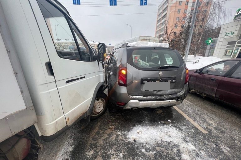 Опубликовано видео тройного ДТП на проспекте Чайковского в Твери