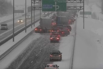 Видео жуткой аварии более 50 автомобилей на платной трассе М-11 зафиксировала камера наблюдения Видео жуткой аварии более 50 автомобилей на платной трассе М-11 зафиксировала камера наблюдения
