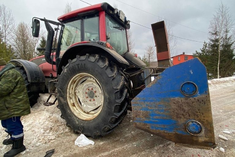 Легковушка врезалась в трактор под Тверью