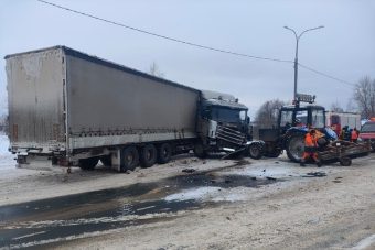 Трактор и фура столкнулись на М-9 в Тверской области