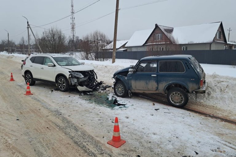 Два человека пострадали в лобовом ДТП в Тверской области Два человека пострадали в лобовом ДТП в Тверской области