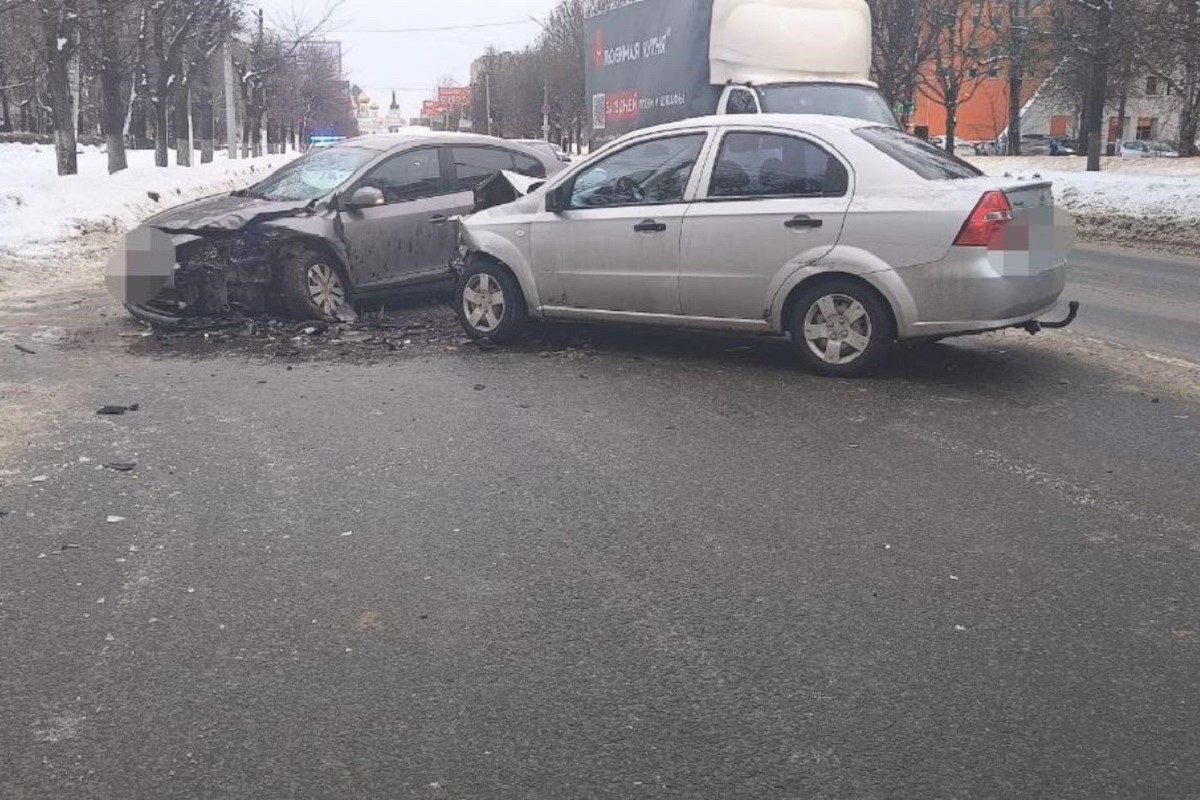 Появилось видео столкновения трех автомобилей в Твери