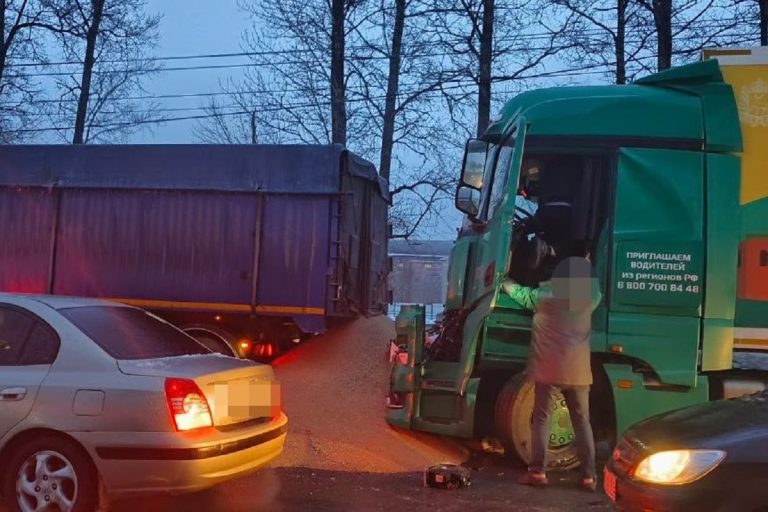 Московское шоссе в Твери оказалось засыпано зерном из-за ДТП