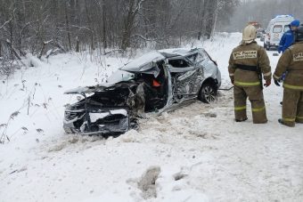 Водитель легковушки погиб, врезавшись в фуру в Тверской области