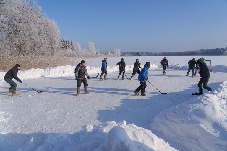 Более 100 любителей хоккея на валенках стали участниками уникального турнира в городе-спутнике Калининской АЭС Удомле
