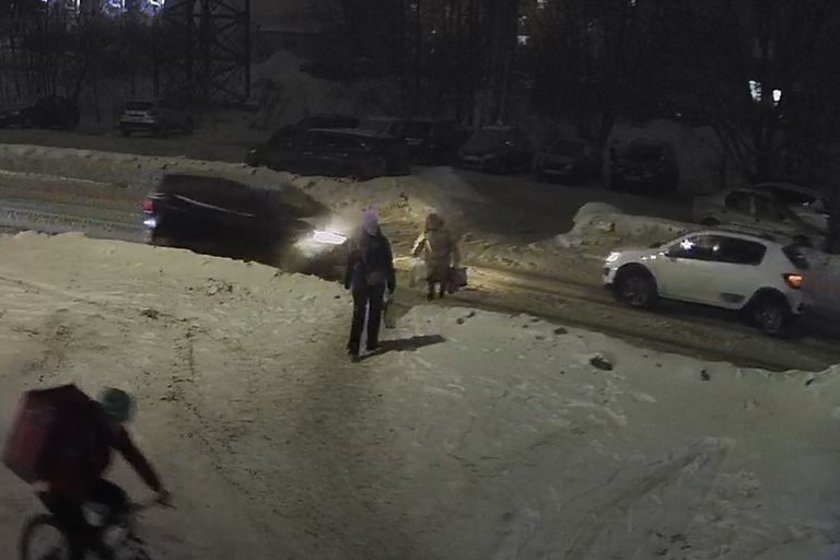 Опубликовано видео наезда на пенсионерку в Твери