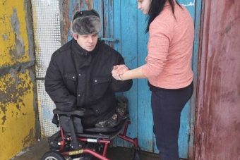 Инвалид из Тверской области полгода ждет новую коляску