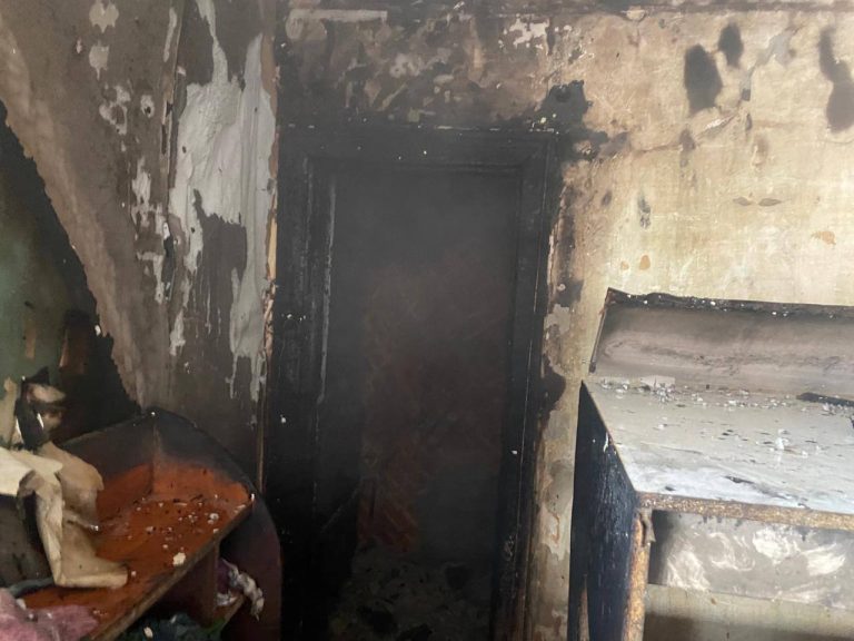 В Тверской области 9 февраля детей вновь чудом спасли из запертой горящей квартиры