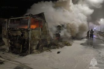 Грузовик полыхал ночью на трассе М-11 в Тверской области