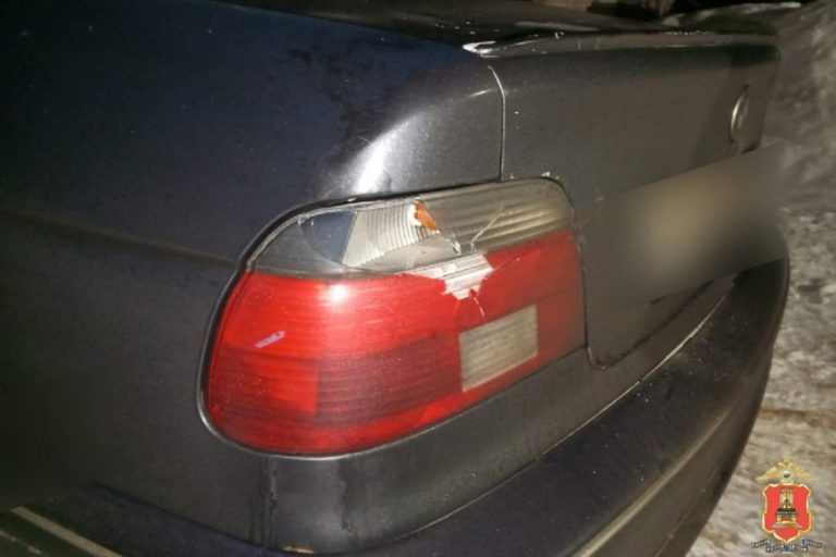 Ревнивый житель Тверской области выместил злобу на автомобиле соперника