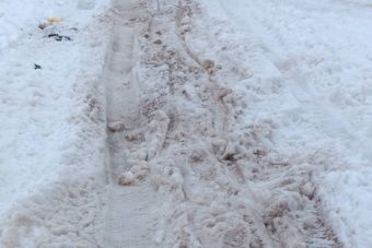 В Тверской области пассажирам пришлось выталкивать застрявший в снегу автобус