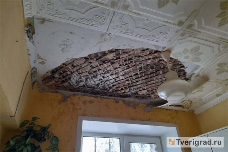 В Бежецке в квартире обвалился потолок из-за текущей крыши