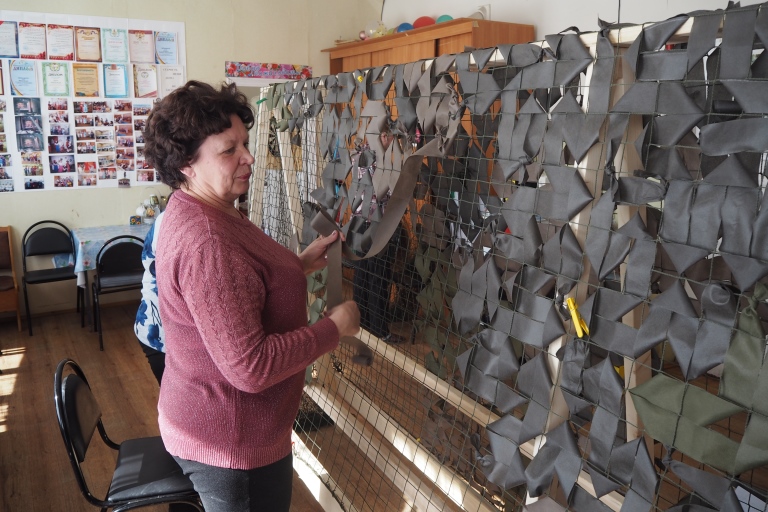 В Зубцове начал работу пункт по плетению маскировочных сетей для нужд СВО
