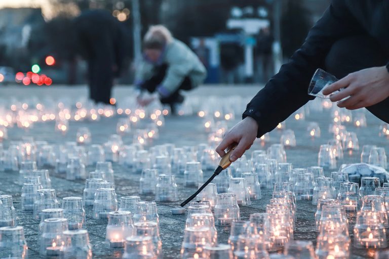 В Твери провели акцию у Обелиска Победы в память о жертвах теракта в «Крокус Сити Холле»