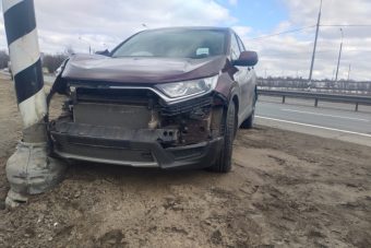 На М-10 в Тверской области водитель легковушки пострадал в ДТП с КАМАЗом