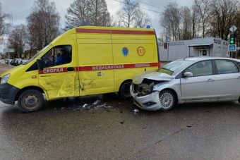 В Твери ищут свидетелей столкновения скорой помощи и легковушки