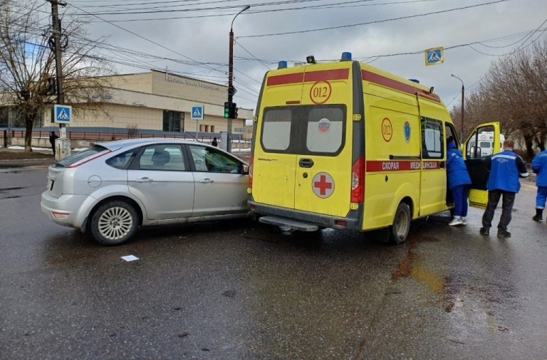 В Твери ищут свидетелей столкновения скорой помощи и легковушки