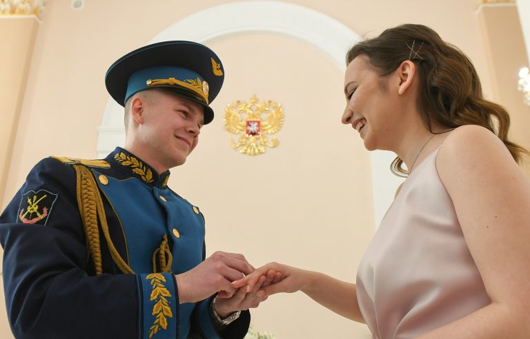 Выборы - дело семейное: в Твери за будущего президента России проголосовали молодожены
