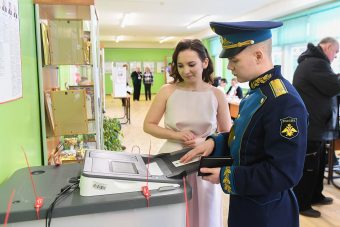 Выборы - дело семейное: в Твери за будущего президента России проголосовали молодожены