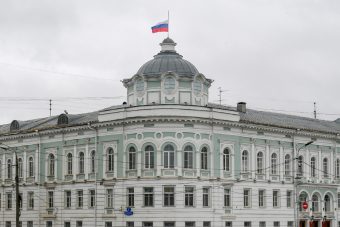 Жители Тверской области возлагают цветы на площади у Обелиска Победы в память о погибших в «Крокус Сити Холле»