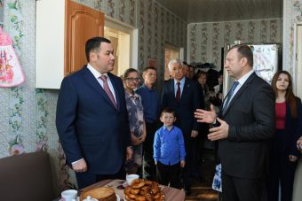 Губернатор Тверской области побывал в гостях у деревенской многодетной семьи
