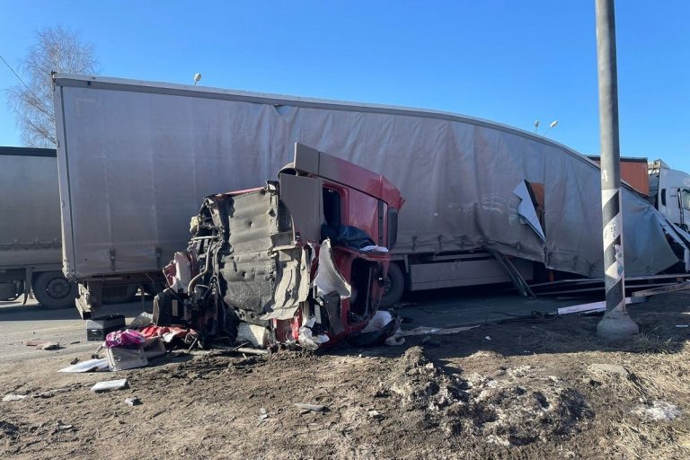 Скончался водитель КамАЗа, спровоцировавший ДТП на М-10 в Тверской области