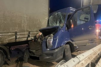 Фургон врезался в КамАЗ в Тверской области