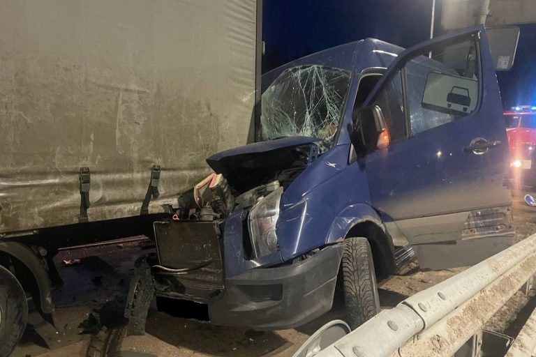 Фургон врезался в КамАЗ в Тверской области