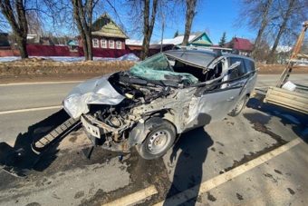 Неосторожный разворот автобуса стал причиной серьезного ДТП в Тверской области