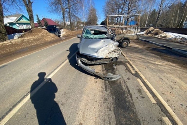 Неосторожный разворот автобуса стал причиной серьезного ДТП в Тверской области