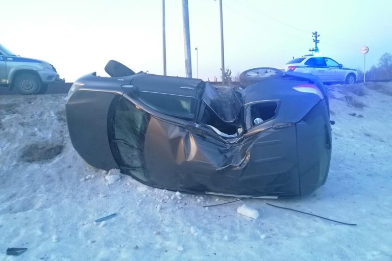Легковушка врезалась в опору ЛЭП и опрокинулась в Тверской области Легковушка врезалась в опору ЛЭП и опрокинулась в Тверской области