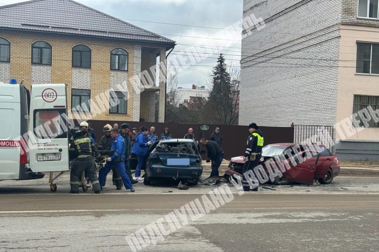 Несколько человек пострадали в серьезном ДТП в Заволжском районе Твери