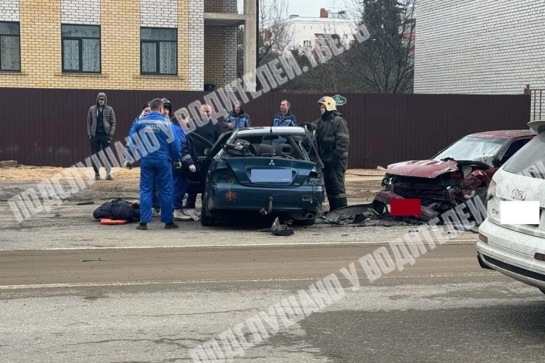 Несколько человек пострадали в серьезном ДТП в Заволжском районе Твери
