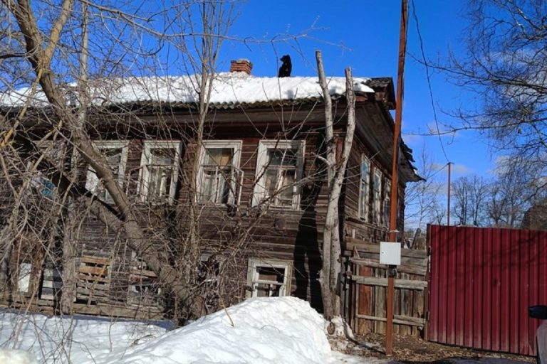 Cобак снимали с крыши двухэтажного дома в Тверской области