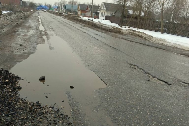 Жители Вышнего Волочка жалуются на ямы на дорогах глубиной до 15 сантиметров