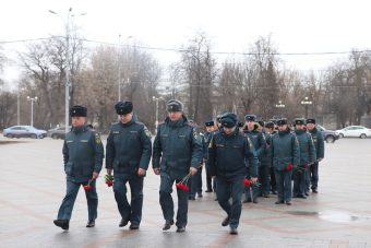 Жители Тверской области возлагают цветы на площади у Обелиска Победы в память о погибших в «Крокус Сити Холле»