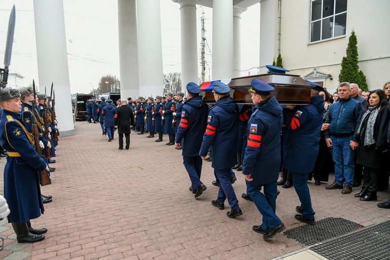 В Твери простились с летчиками, погибшими при крушении самолёта Ил-76 в Ивановской области