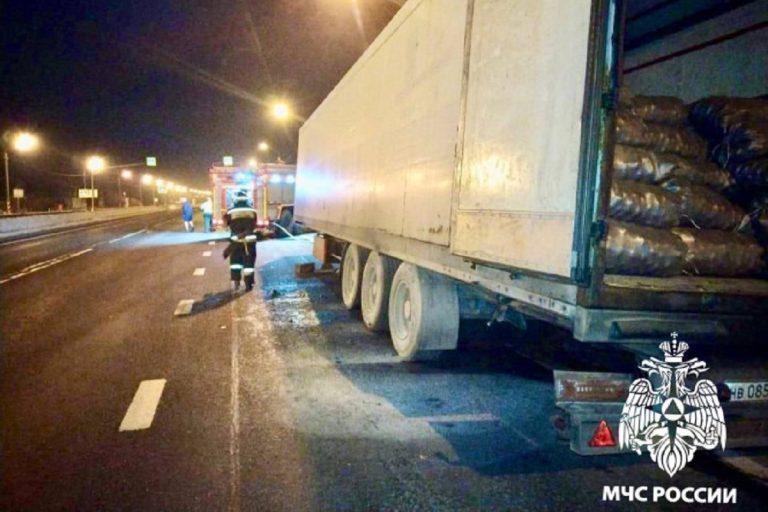 Фура с картофелем загорелась на трассе под Тверью