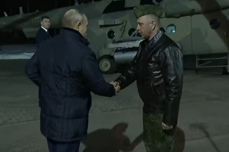 Президент России в Тверской области встретился с офицерами пилотажной группы "Беркуты"