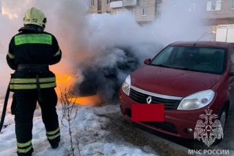 Иномарка полыхала утром на парковке в Тверской области
