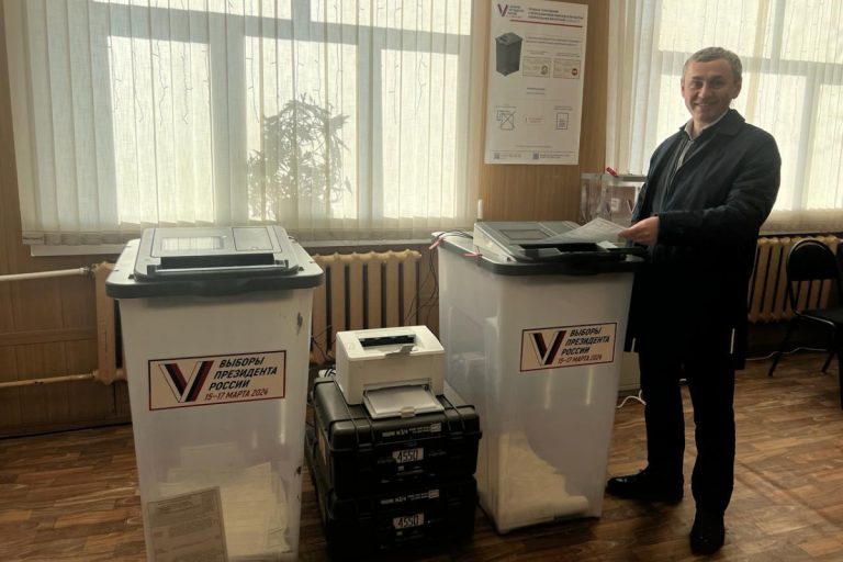 Депутаты Тверской области голосуют на выборах Президента РФ в своих избирательных округах