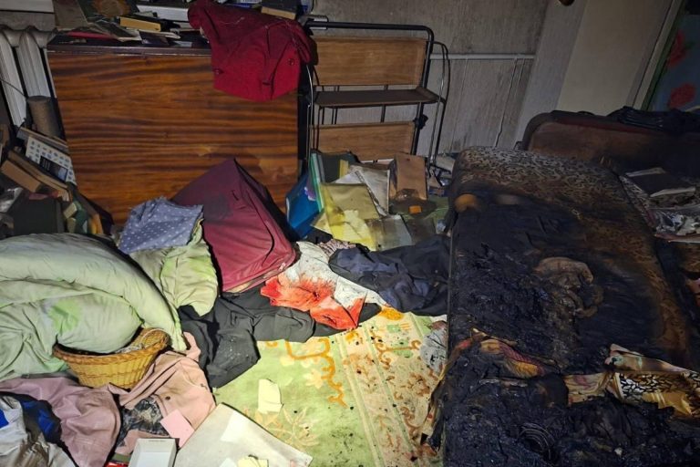 Пенсионерку с перерезанным горлом нашли в горящей квартире в Тверской области