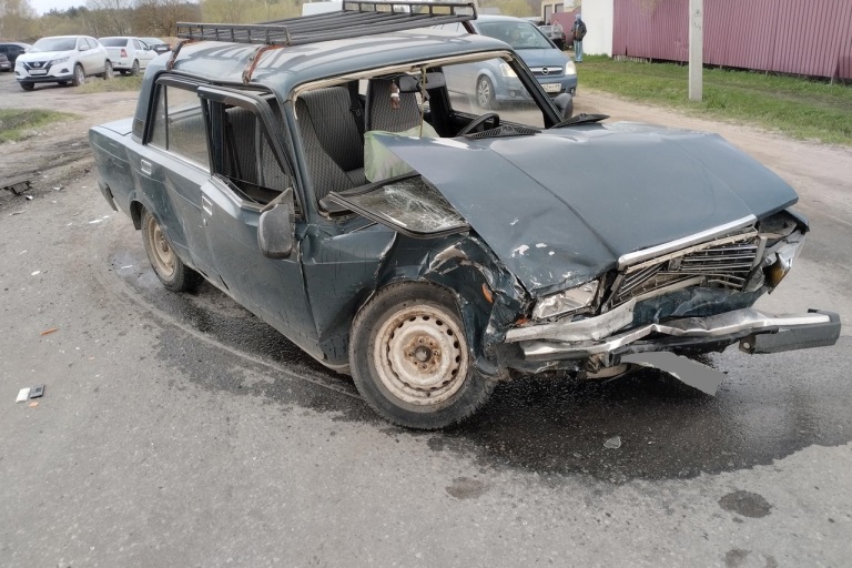 Неосторожный маневр на повороте стал причиной ДТП с пострадавшим в Тверской области